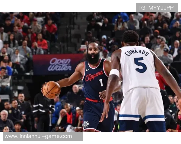 兰德尔上半场表现稳定11投6中贡献14分4篮板1助攻1抢断